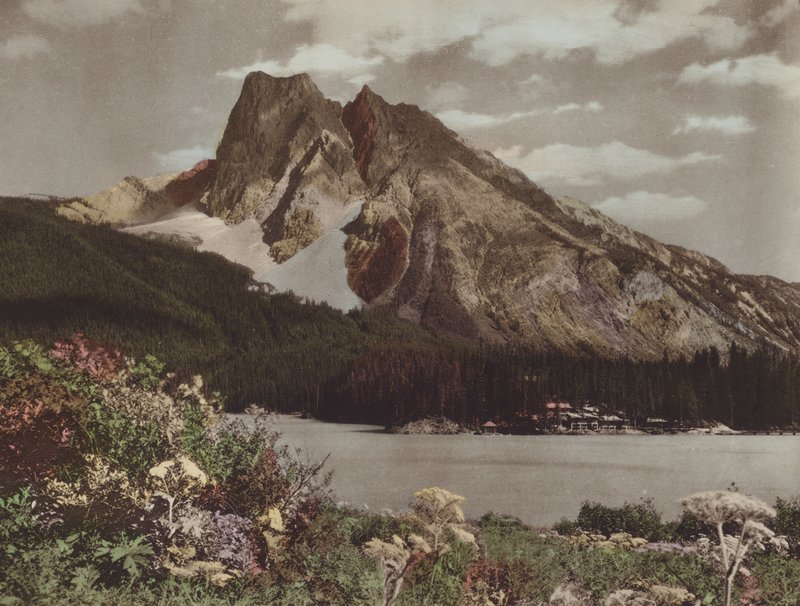 Monte Burgess e Emerald Lake Chalet (foto a cores) de Byron Hill Harmon