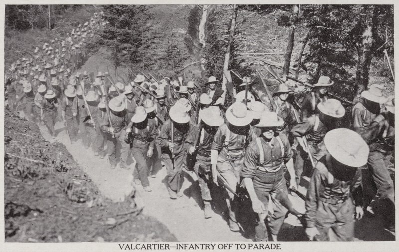 Val Cartier-Infantaria a caminho da parada 1915 (foto p/b) de Canadian Photographer