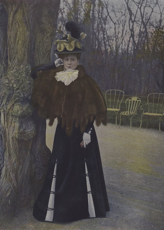 Mulher em um parque de Paris (foto colorida) de Carle de Mazibourg