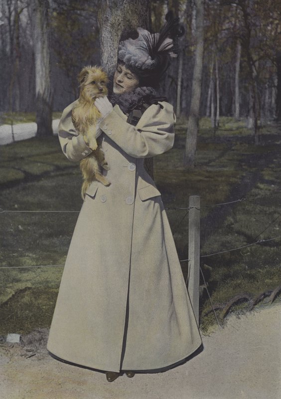 Mulher em um parque de Paris (foto colorida) de Carle de Mazibourg
