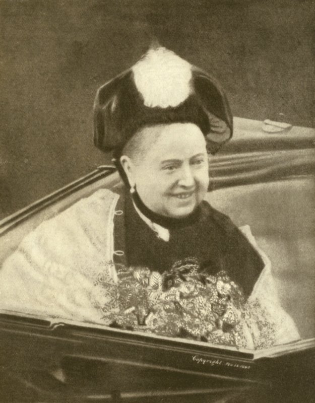 Rainha Victoria sorrindo, tendo acabado de aceitar um ramo de flores, Ilha de Wight, c.1887 (foto a p/b) de Charles Knight