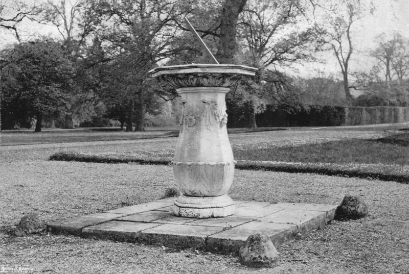 Um relógio de sol de mármore (foto a p/b) de Charles Latham