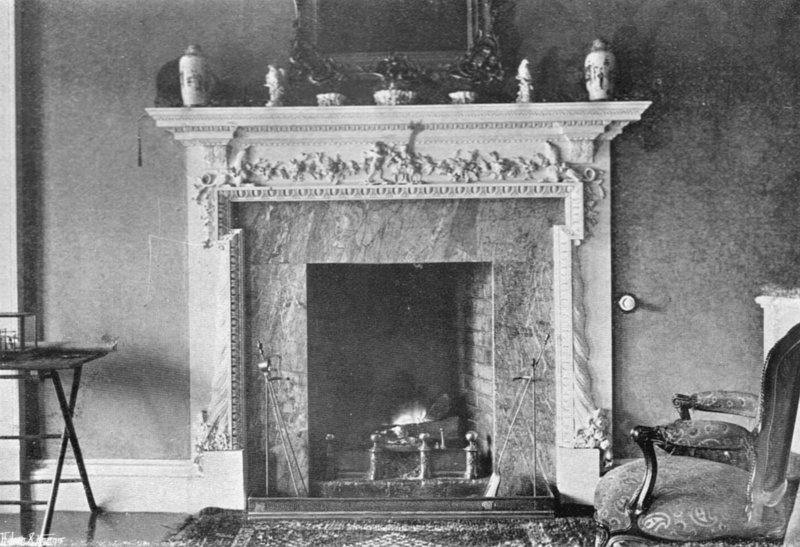 Um Mantel Scultured de Charles Latham