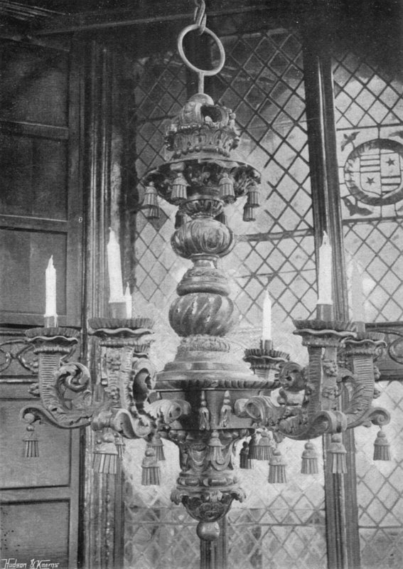Um candelabro de carvalho de seis luzes de Charles Latham