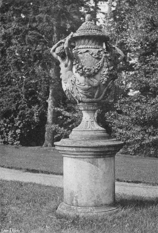 Uma urna de pedra em Newbold Revel de Charles Latham