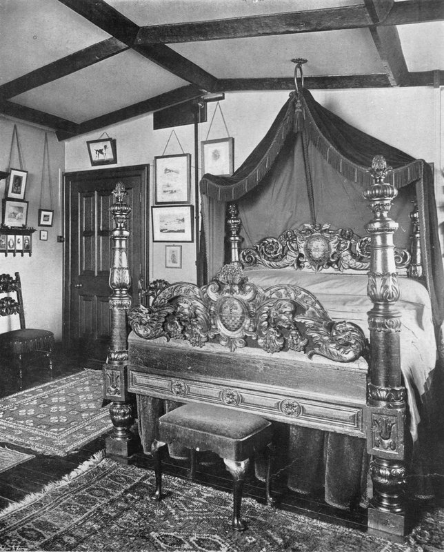 Bedstead esculpido no quarto verde de Charles Latham