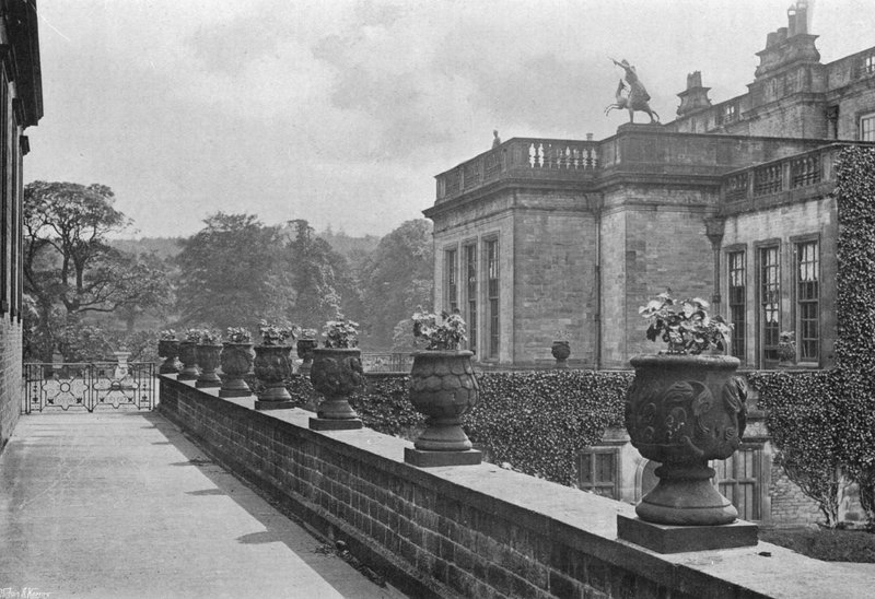 Vasos de Pedra Esculpida, East Terrace (foto a p/b) de Charles Latham
