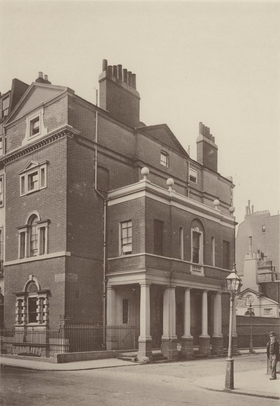 Casa de esquina, South Audley Street, West de Charles Latham
