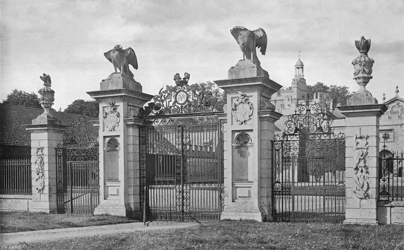 Drayton: The Forecourt Gates (foto a p/b) de Charles Latham