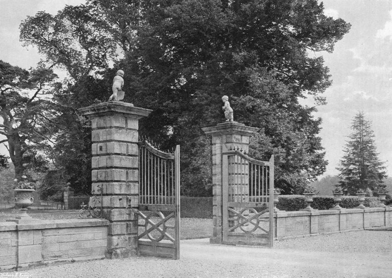Portões de entrada leste do pátio de Charles Latham