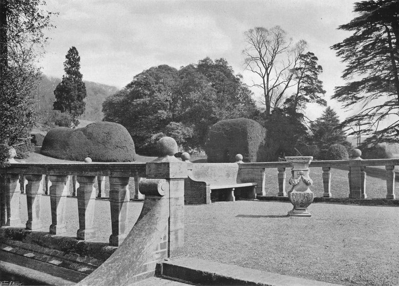 Hardwick House: um terraço com balaustrada de Charles Latham