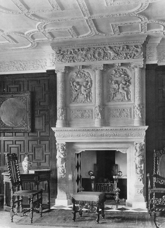 Na Biblioteca de Charles Latham