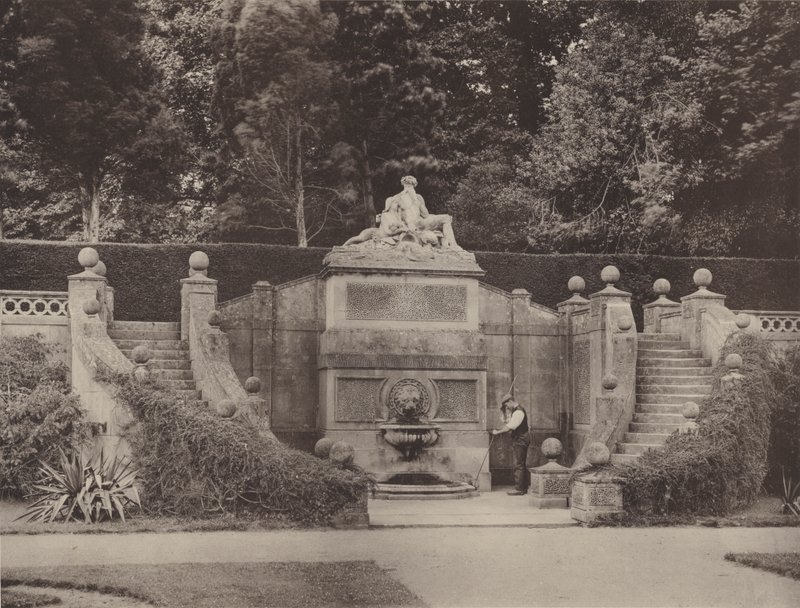 Fonte mural no jardim em Bowood, Wilts de Charles Latham
