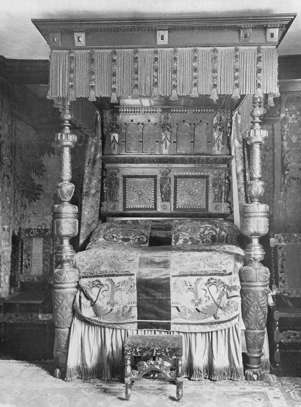 Bordado antigo no quarto azul de Charles Latham