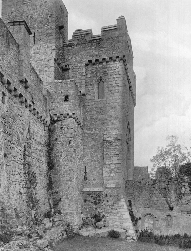 Portaria exterior e parede de cortina que se elevam do fosso de Charles Latham