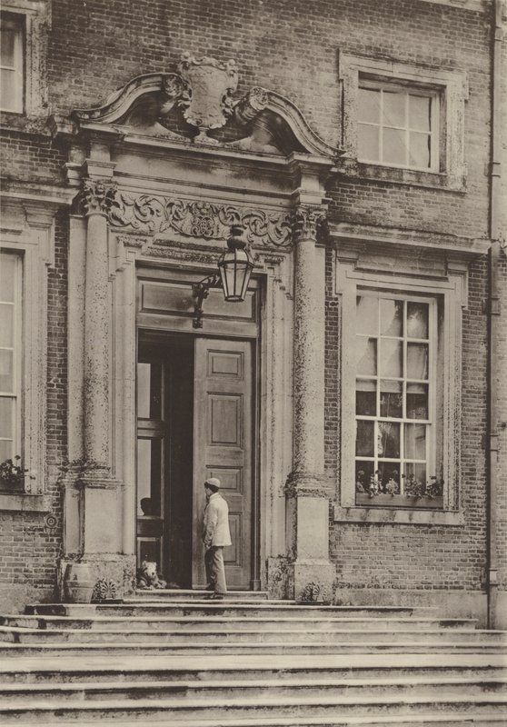 Raynham Hall, Norfolk, a entrada de Charles Latham