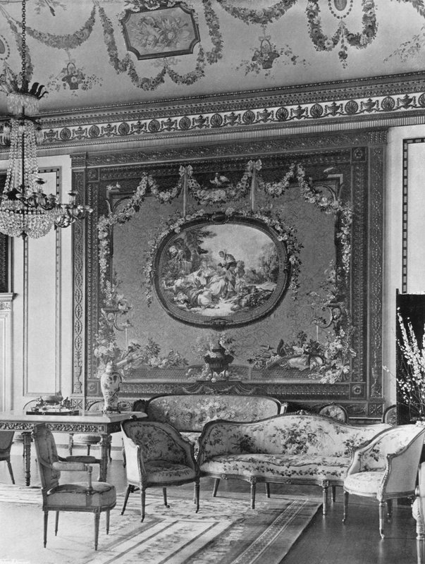 Parede sul da sala de retirada vermelha de Charles Latham