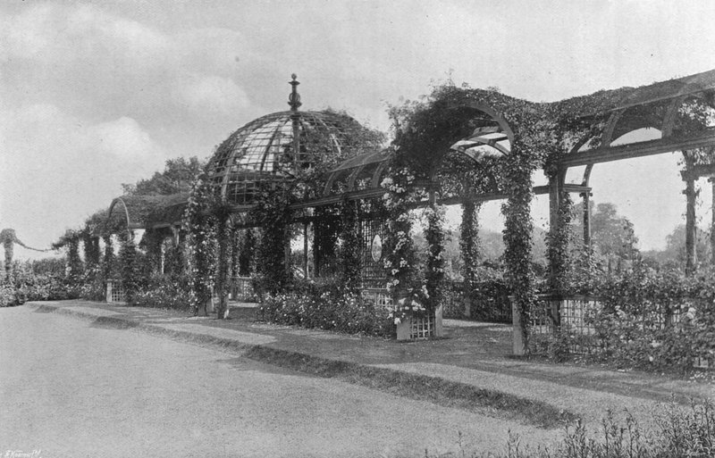 Afundado Croquet Gramado e Leste Pergola de Charles Latham