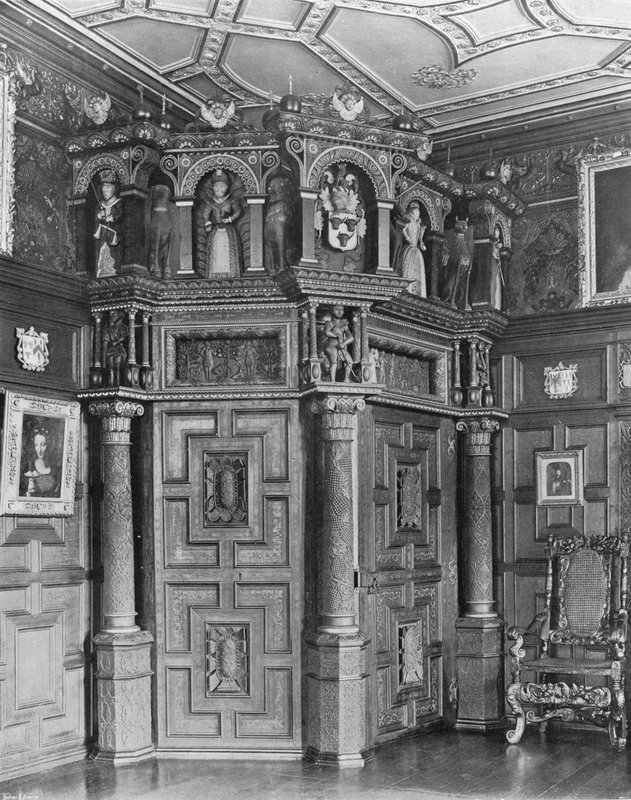 A porta angular na sala de desenho de Charles Latham