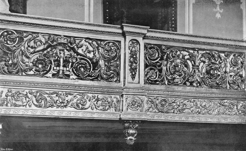 A galeria esculpida da escada de Charles Latham