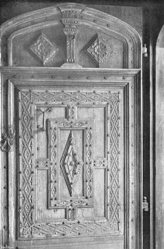 A porta de carvalho esculpida de Charles Latham