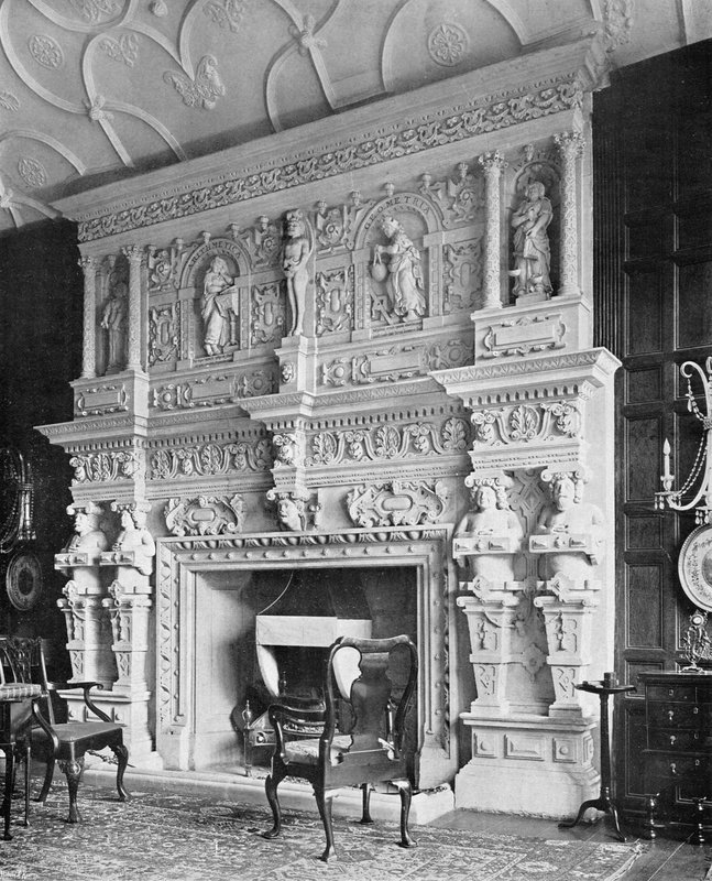 A peça de chaminé na sala de estar, South Wraxall Manor, de &39;In English Homes vol. 1 de 1904 de Charles Latham