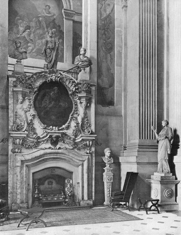 O pedaço de chaminé no corredor de Charles Latham