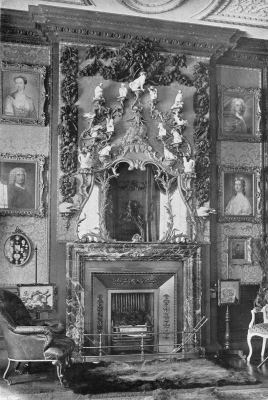 A peça de chaminé na sala de desenho quadrado de Charles Latham