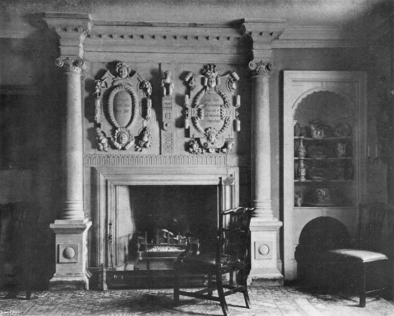 O pedaço de chaminé da sala de jantar de Charles Latham