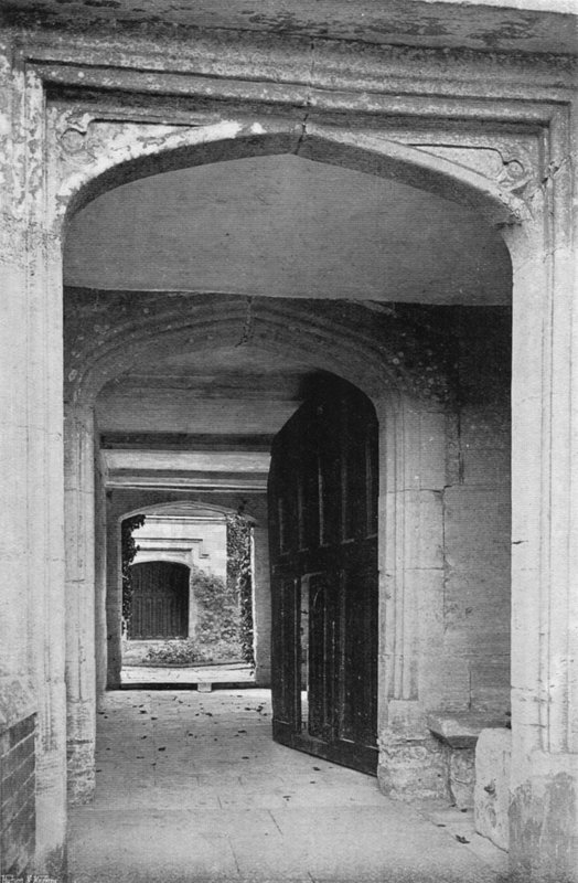 A entrada de Charles Latham