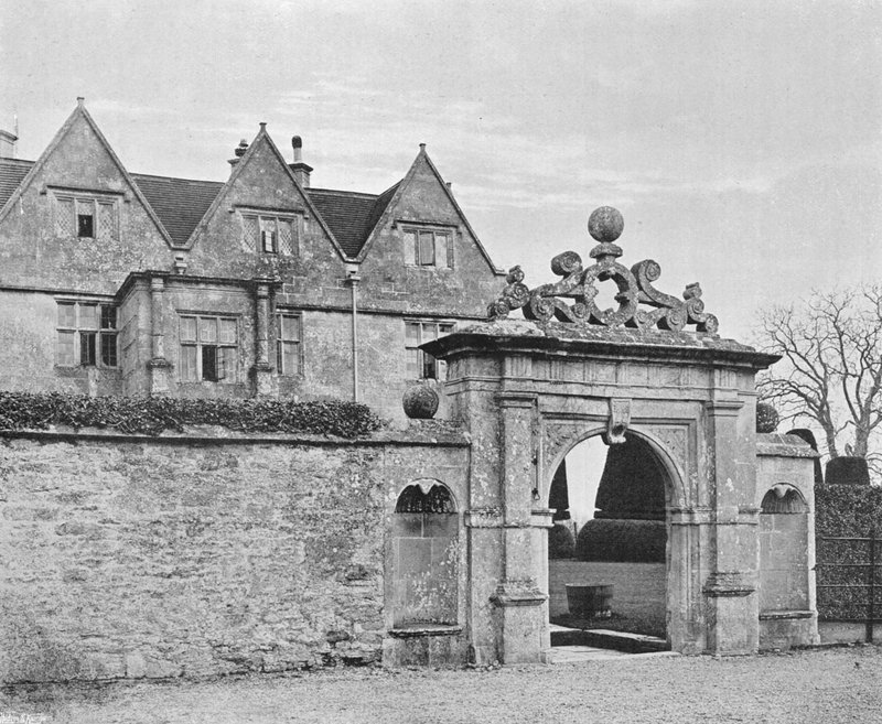 A frente de entrada de Charles Latham