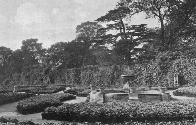 O jardim formal de Charles Latham