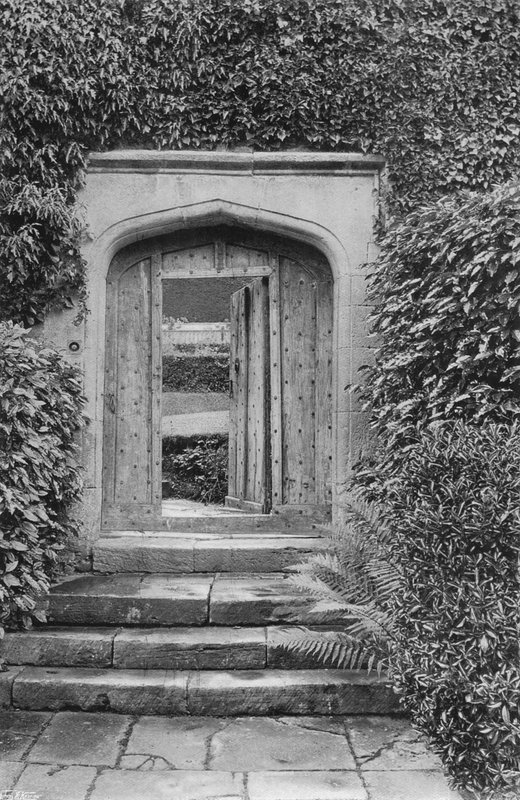 A Entrada do Jardim (foto a p/b) de Charles Latham