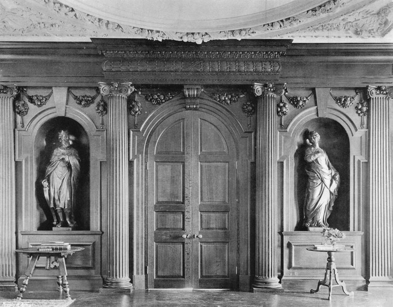 A porta do salão: saída de Charles Latham