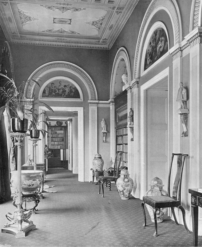O corredor da biblioteca de Charles Latham