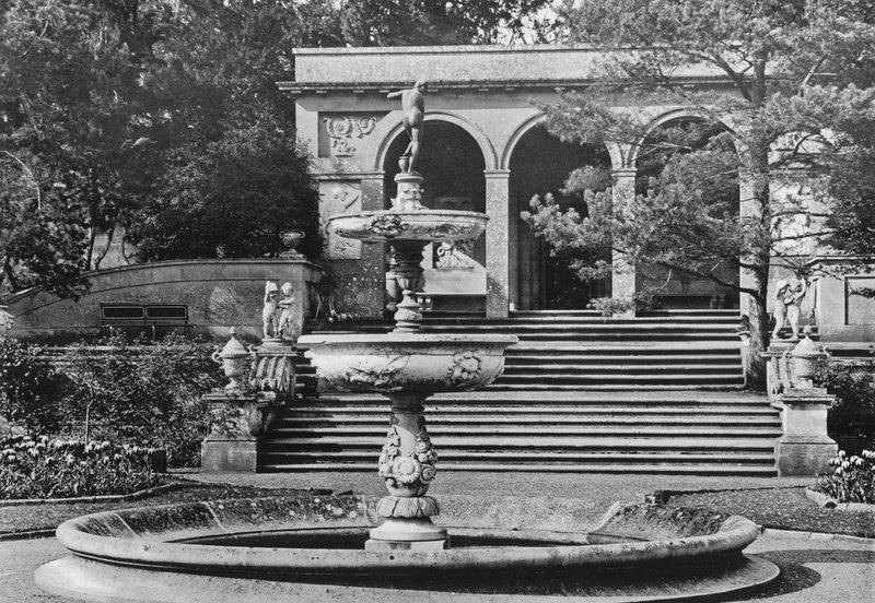 A loggia e a fonte de Charles Latham