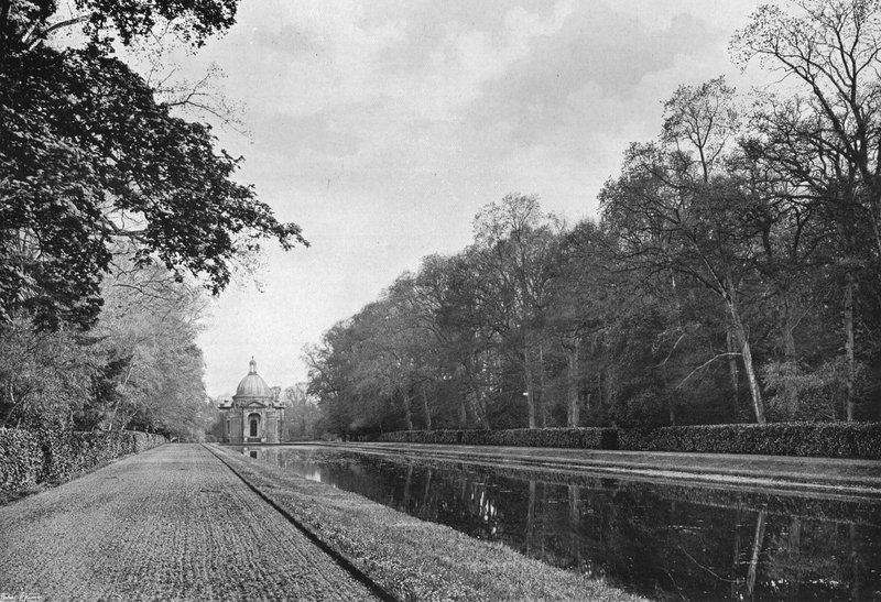 O Longo Canal e Pavilhão de Charles Latham
