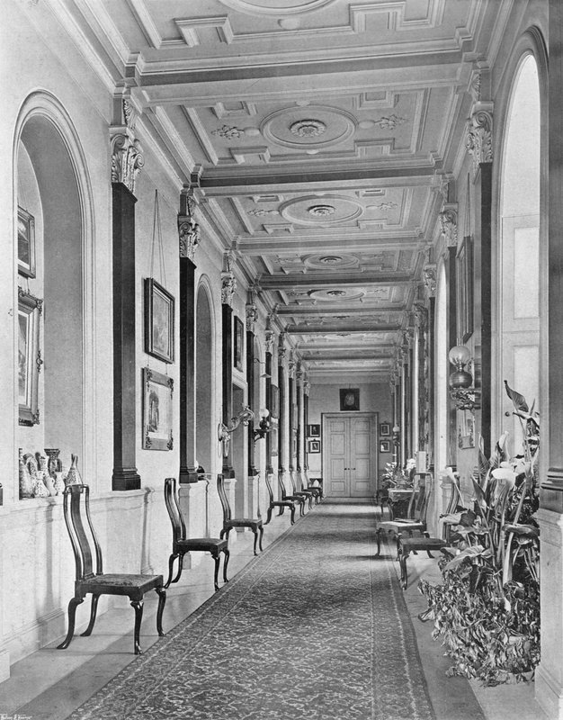 O longo corredor de Charles Latham