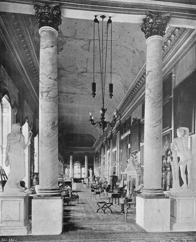 A longa galeria de Charles Latham