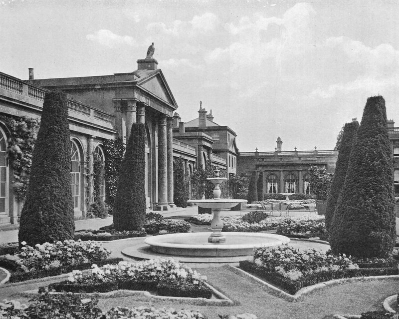 As fontes de mármore nos Jardins Orangery (foto a p/b) de Charles Latham