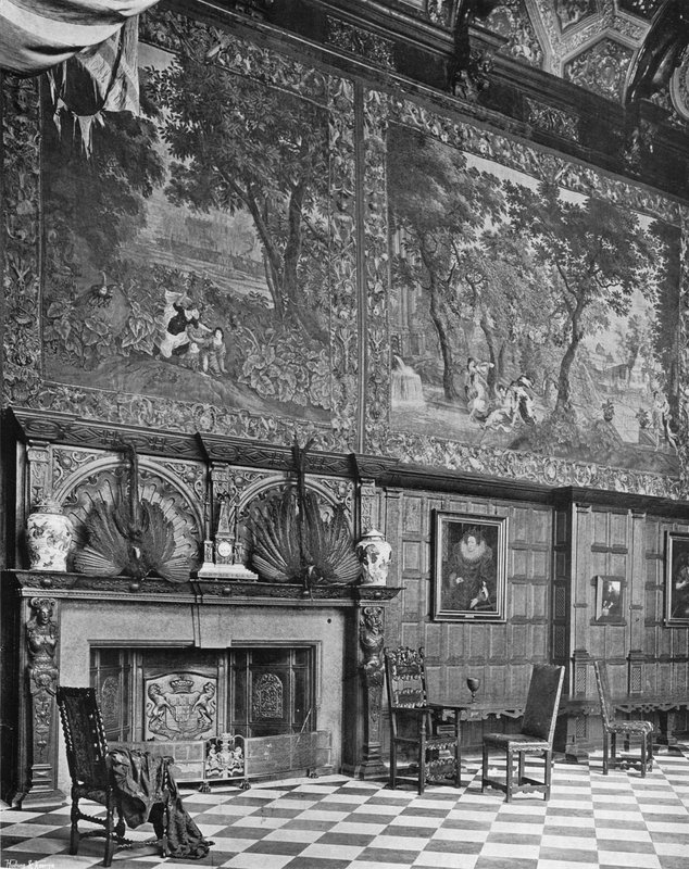 The Marble Hall, South Side (foto a p/b) de Charles Latham