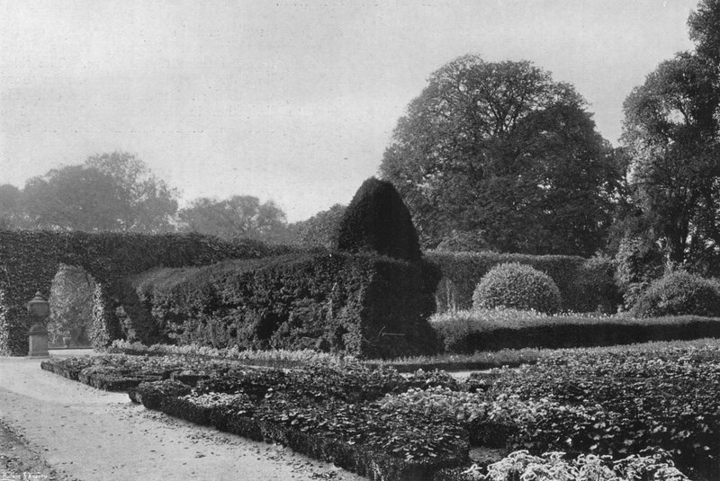 The Old Garden (foto a p/b) de Charles Latham