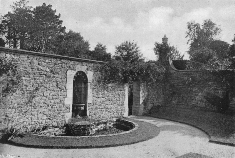 The Rose Court de Charles Latham