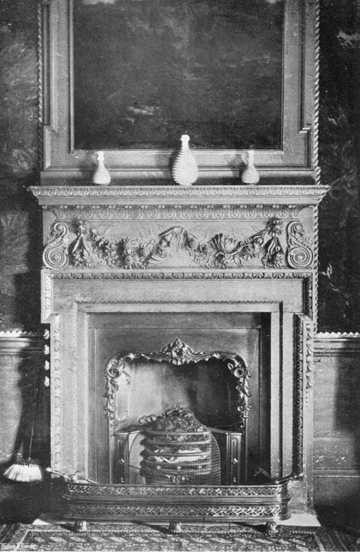 A peça de chaminé da sala de tapeçaria de Charles Latham