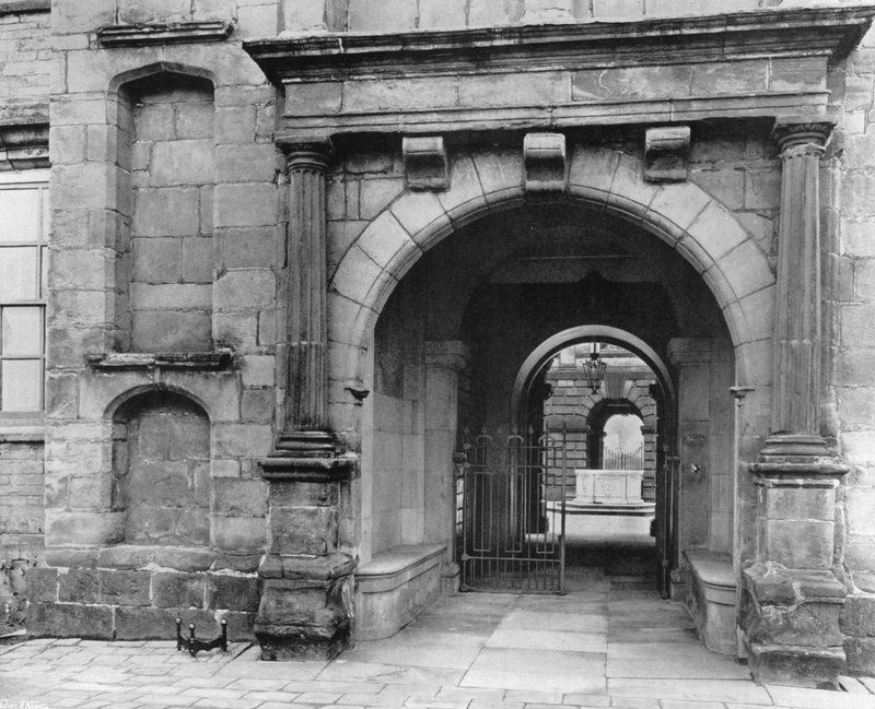 Para o Hall Courtyard (foto a p/b) de Charles Latham