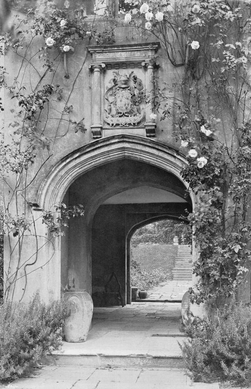 Entrada Oeste no Quadrângulo de Charles Latham