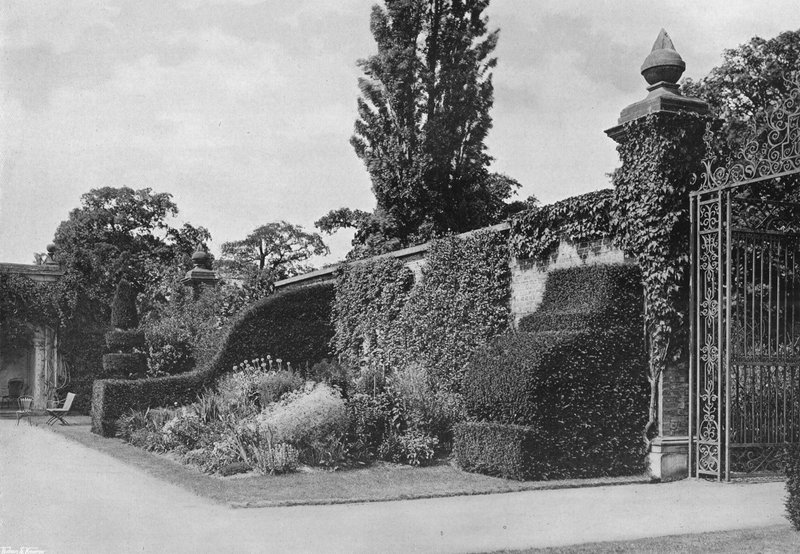 Yew Buttress, o Alcove Walk de Charles Latham