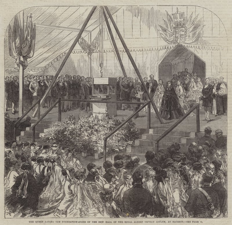 A rainha que coloca a pedra-fundação do novo salão do Royal Albert Orphan Asylum, na Bagshot de Sir John Charles Robinson