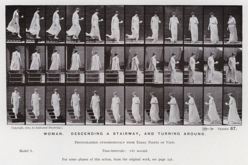 A Figura Humana em Movimento: Mulher, descendo uma escada e dando a volta (foto a p/b) de Eadweard Muybridge