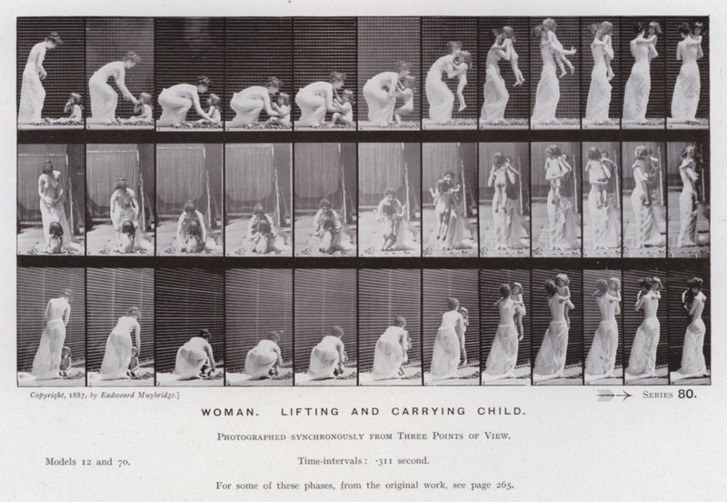 A Figura Humana em Movimento: Mulher, levantando e carregando criança (foto a p/b) de Eadweard Muybridge